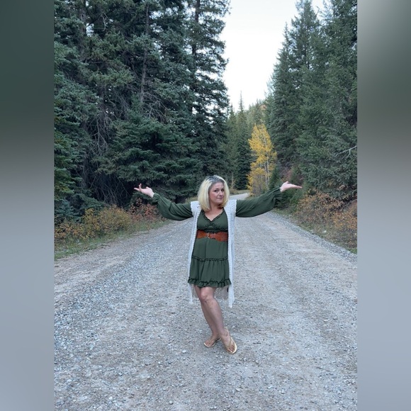 Meet your Posher, reseller ColorfullMama and Creator of ChronicallyDesigned ✨ - Picture 4 of 5